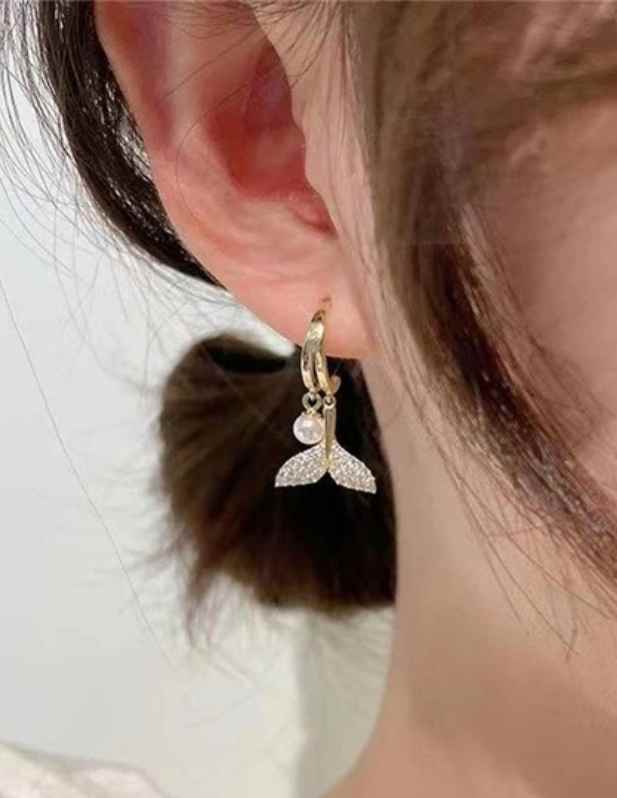Fishtail Pearl Earring Buy now