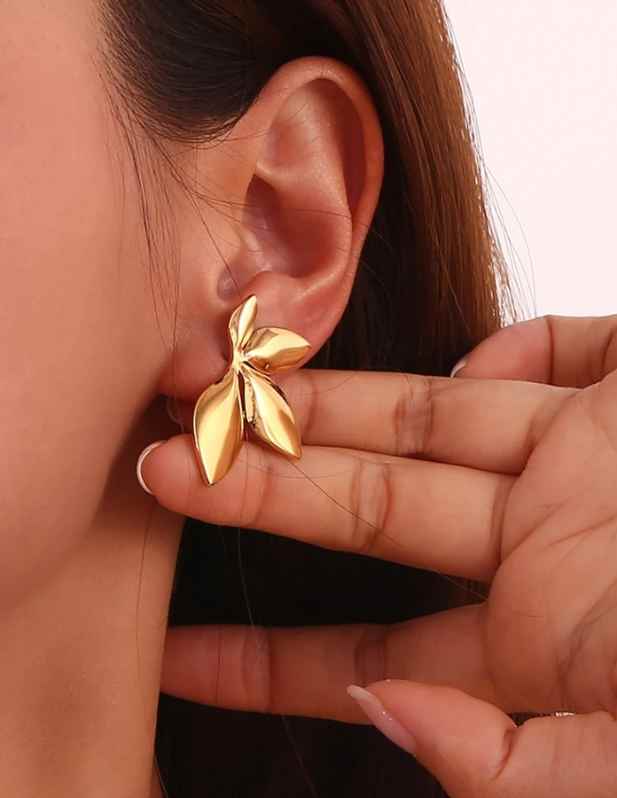 Leaf Shaped Earrings Golden at wooshanta