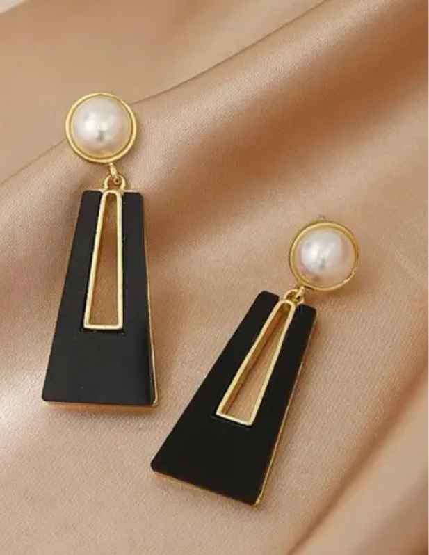 letest Girls Stylish Earrings at wooshanta