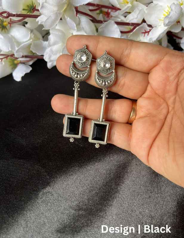 Latkan Earrings With Stone black